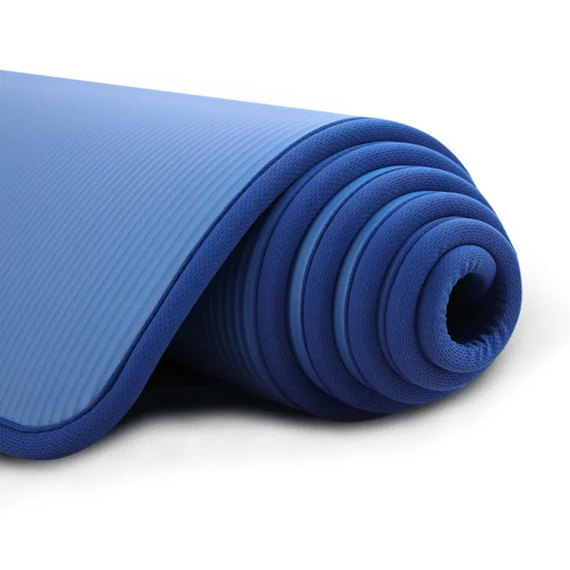 Rullet sammen ekstra tykk yogamatte for kvinner, anti-skli og lett å transportere for trening.