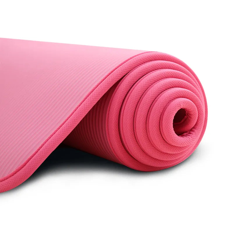 Detaljbilde av sklisikker overflate på ekstra tykk yogamatte, sikrer grep for kvinner under trening.