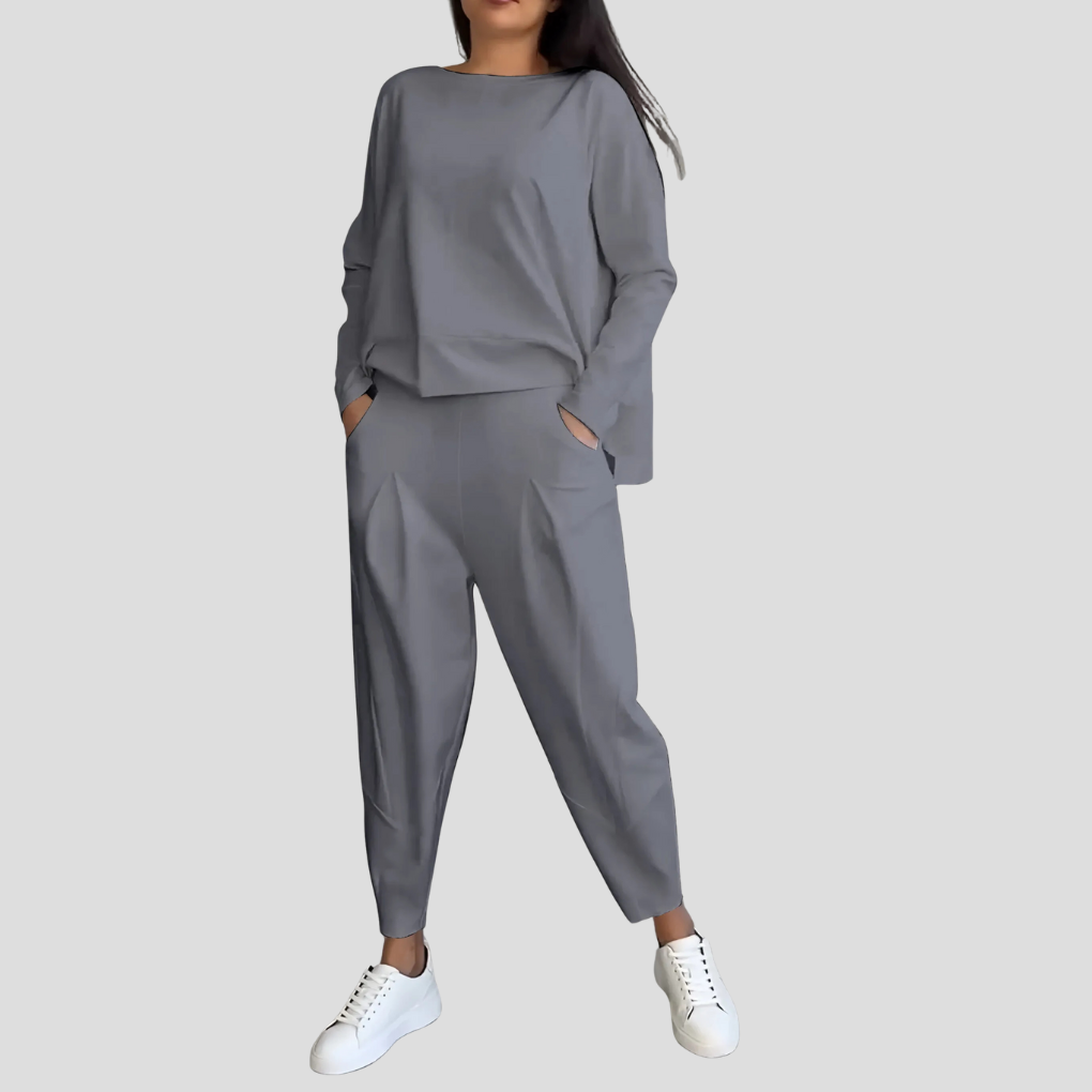 Nært bilde av den trendy toppen fra et 2-delt sett for kvinner. Mykt stoff, perfekt for hverdag og fritid.