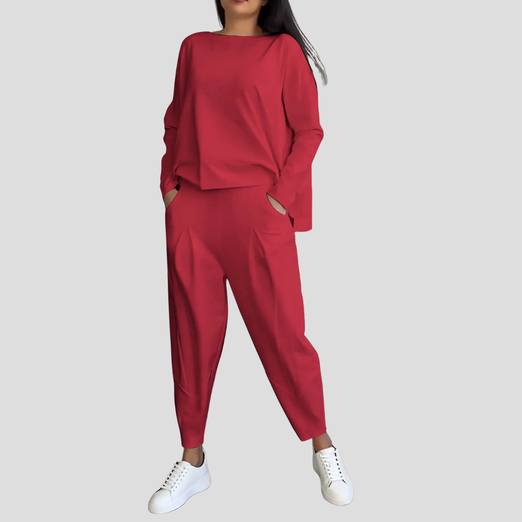 Kvinne iført et allsidig 2-delt sett i casual stil. Trendy og komfortabelt for en avslappet hverdag.