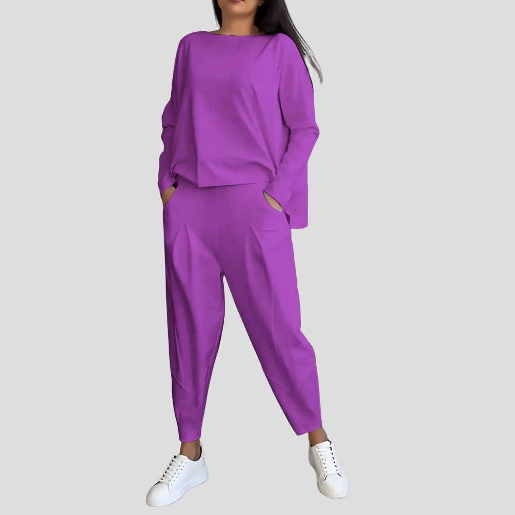 Komfortabel underdel fra damesettet, stylet med en bluse. Allsidig og elegant mote for kvinner.