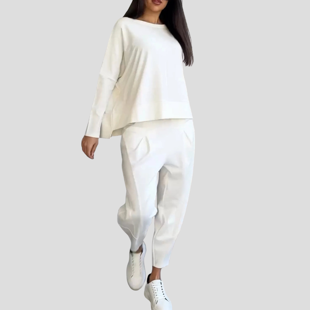 Kvinne som viser passformen til et trendy 2-delt sett for kvinner. Komfortabelt og elegant fritidssett.
