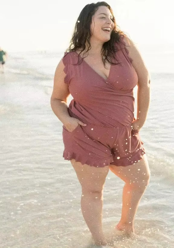 Stilig dame jumpsuit med badetøy. Allsidig 2-i-1 design for en sømløs overgang fra strand til by.