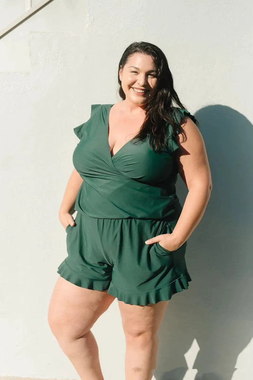 Strandklar kvinne jumpsuit med innebygd svømmedrakt, elegant sommerklær for solfylte dager.