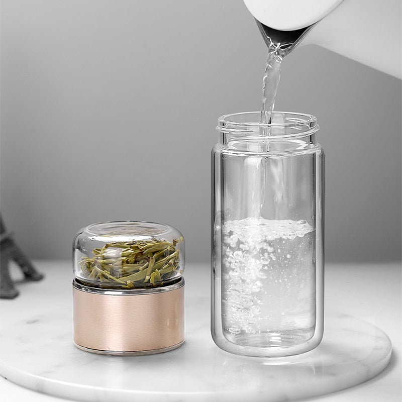 Klar borosilikatglass teinfuserflaske med dobbel vegg, 2-i-1 design for enkel tebrygging og transport.