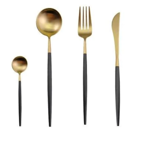 Nærbilde av håndtak på elegant bestikksett, viser høy kvalitet og moderne design.