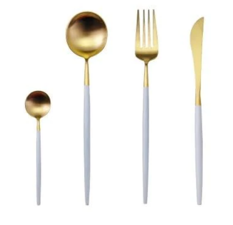 Presentasjon av hele det moderne 24-dels bestikksettet for en luksuriøs middag.