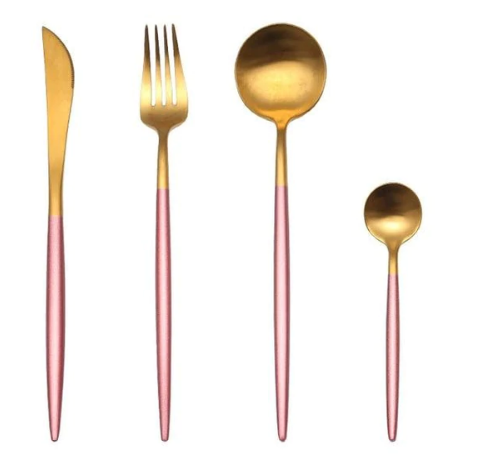 Elegant bestikksett med skinnende overflate, ideelt for festlig borddekking.