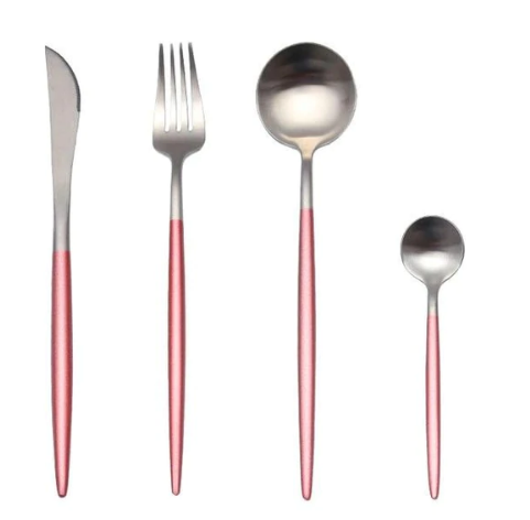 Et sett med 24 deler bestikk, inkludert kniver, gafler, skjeer for 6 personer.