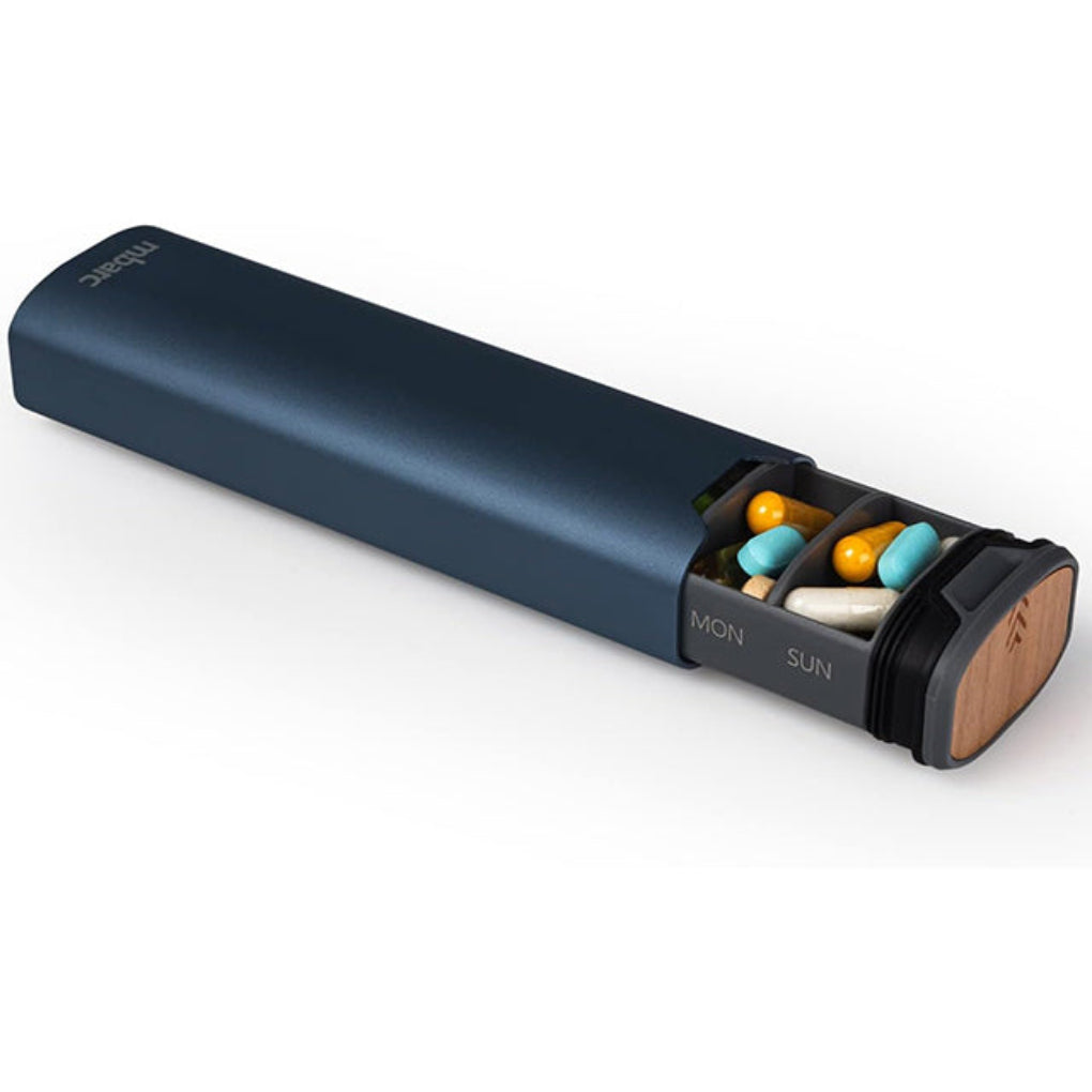 Elegant 7-dagers pilleboks i aluminium og tre. Perfekt medisinorganisator for daglig bruk.