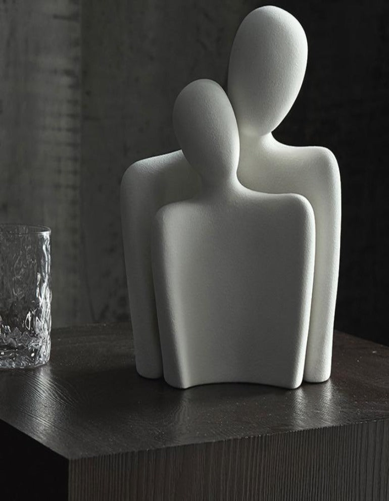 Moderne abstrakt kjærlighetsstatue for borddekorasjon, elegant og minimalistisk design.