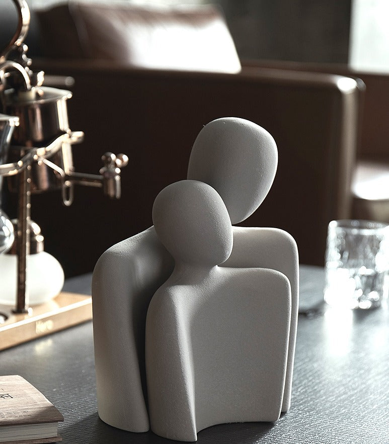Unik abstrakt kunstskulptur som symboliserer kjærlighet, perfekt for moderne hjemmedekorasjon.
