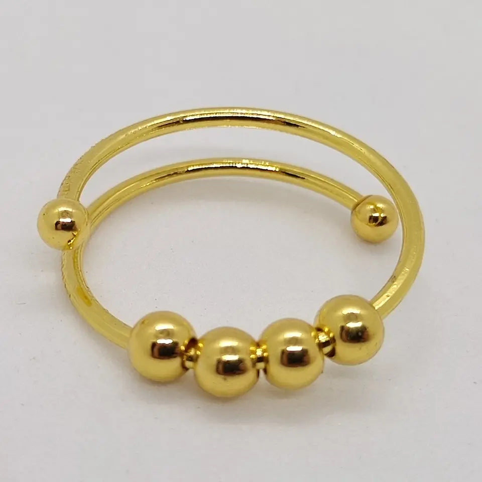 Gullfarget roterende antistressring for kvinner. Stilfull fokusring som lindrer stress, perfekt som gave til henne.