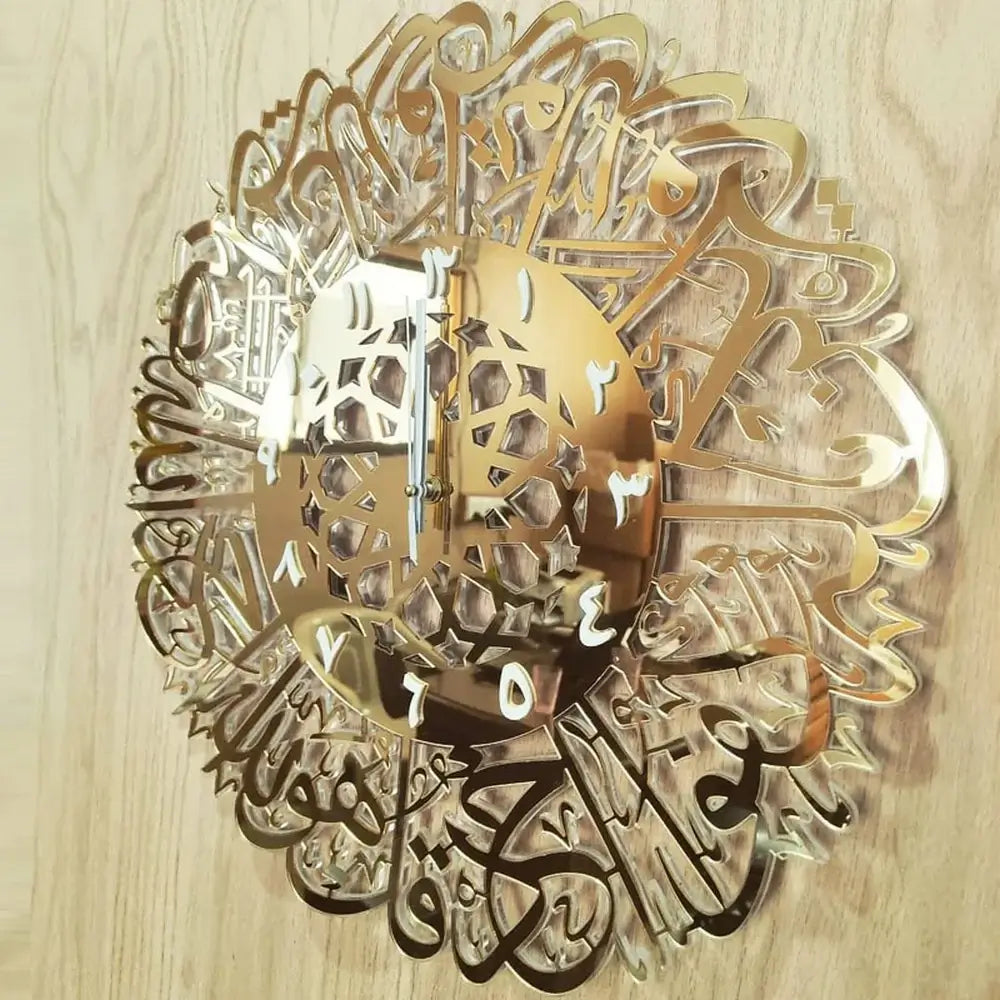 Vakker veggklokke med arabisk kalligrafi, ideell for å berike hjemmets atmosfære med kunst og stil.
