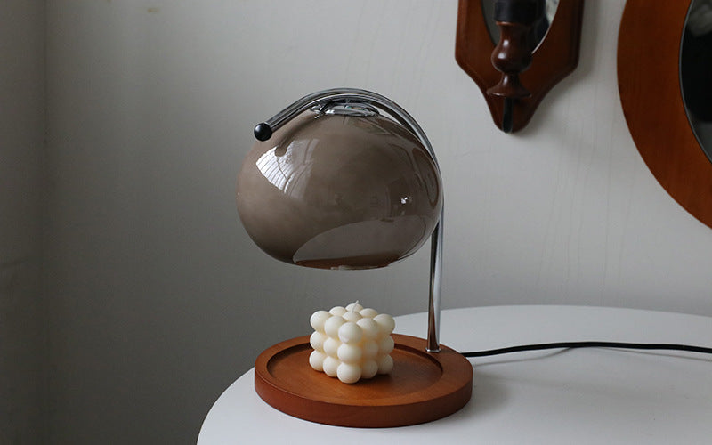 Aromalampe for hjemmet med justerbar glød. Dekorativ bordlampe og duftspreder for velvære og interiørdesign.
