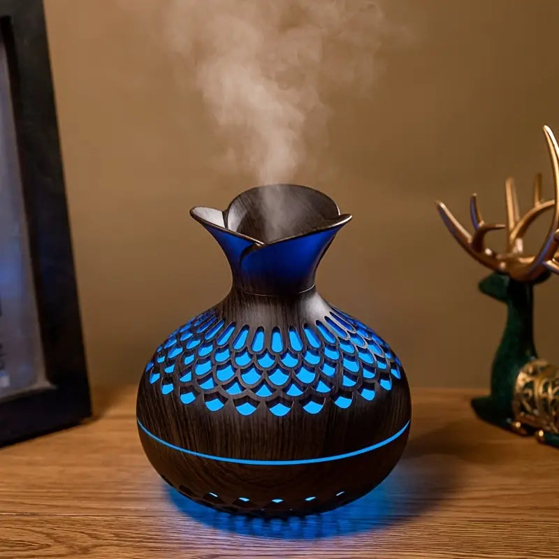 Hvit diffusor med vakkert blomstermønster og beroligende mist, perfekt for velvære og interiørdesign.