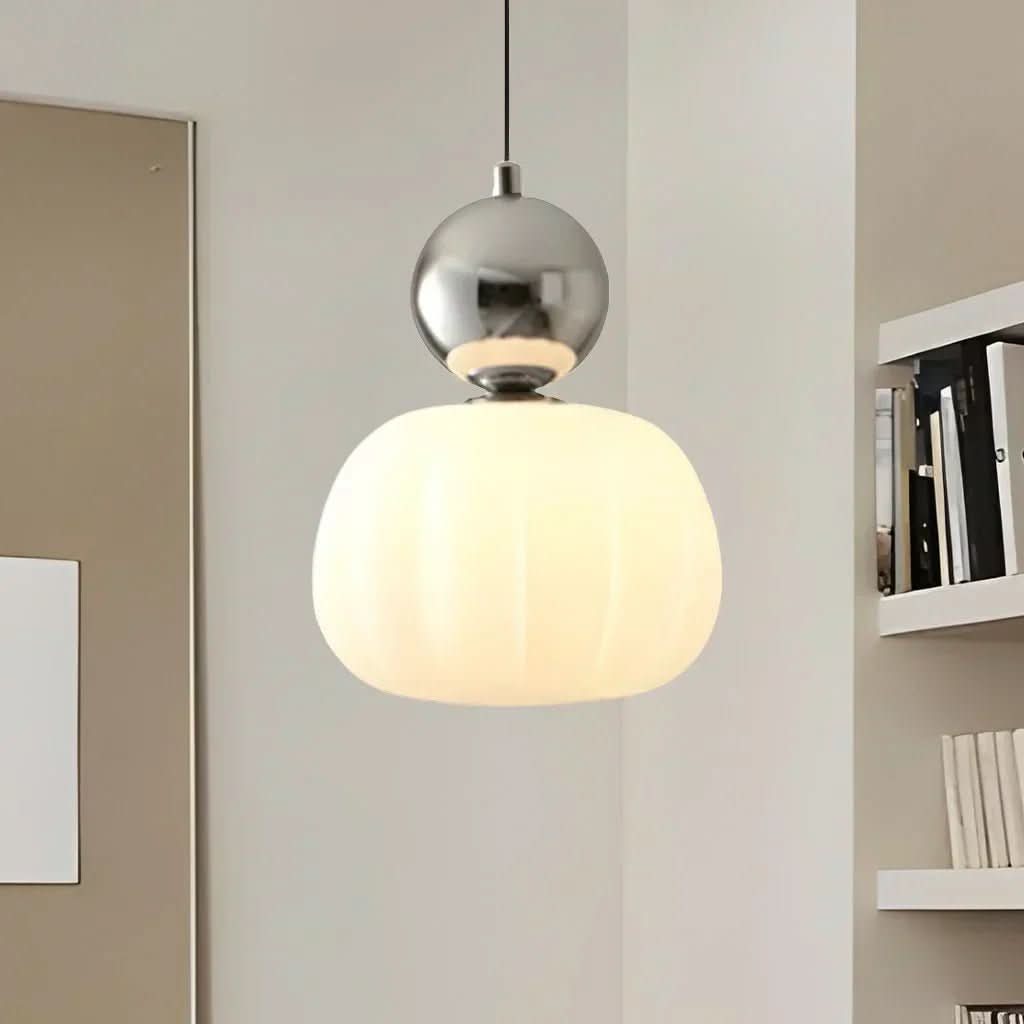 Art deco hengende lampe med moderne vri, elegant taklampe for stilig hjemmeinnredning.