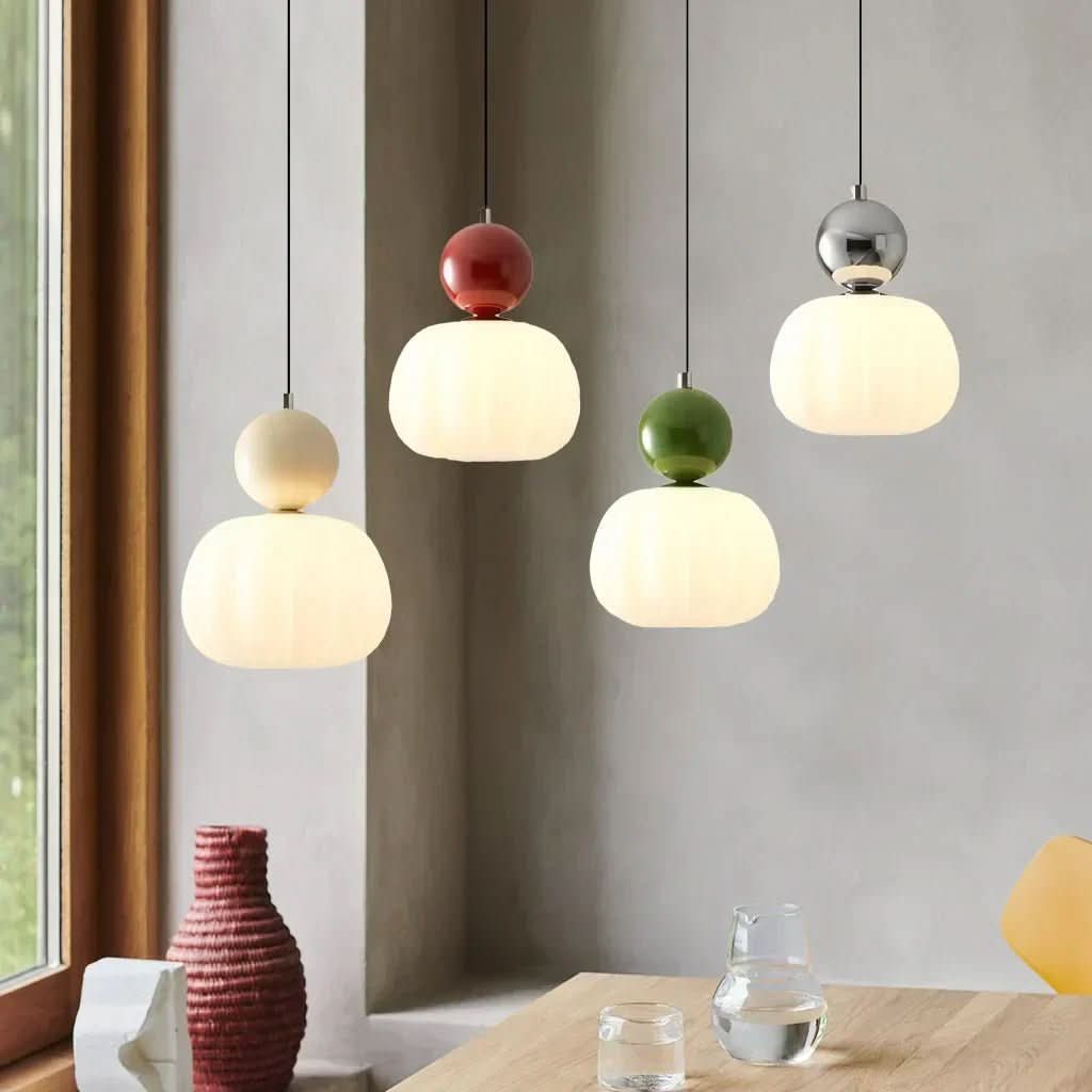 Chic hengende taklampe i art deco stil, perfekt for stue eller spisestue.