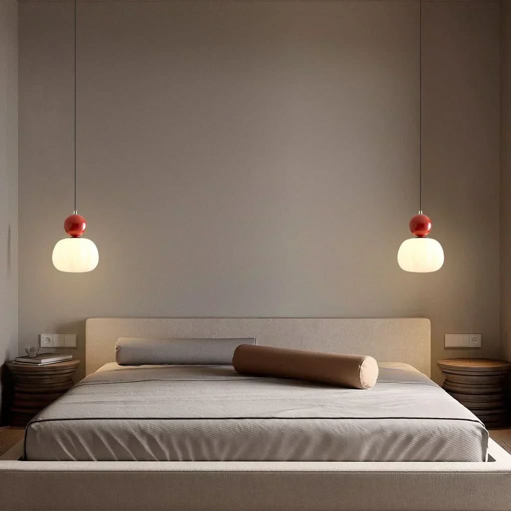 Glamorøs art deco taklampe med messingdetaljer og hvitt glass.