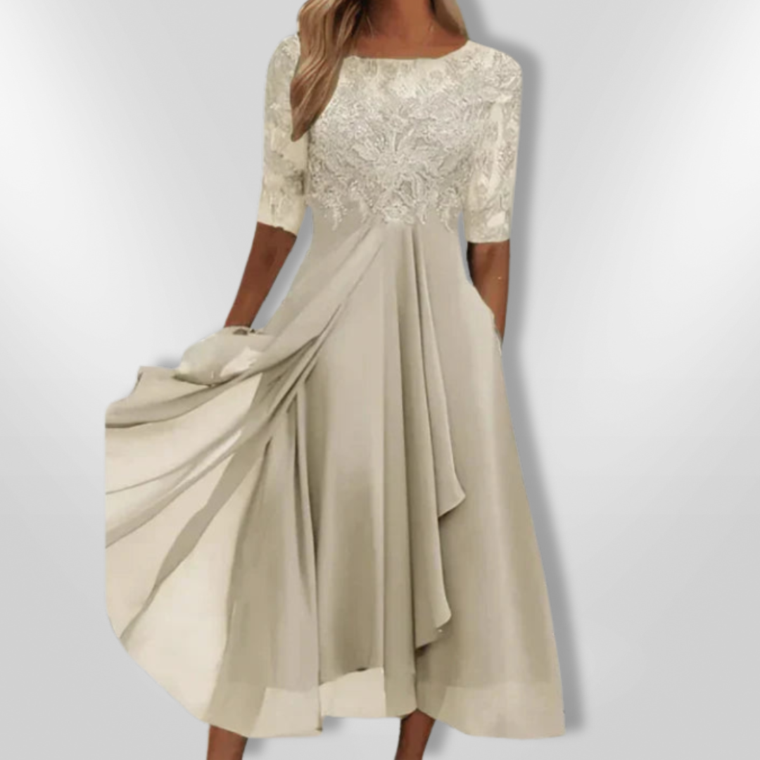 Kveldsantrekk: Elegant blonderkjole for dame med asymmetrisk fald. Perfekt som festkjole til spesielle anledninger.