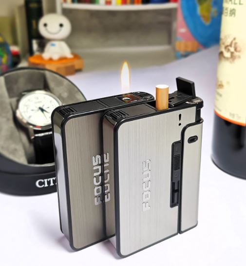 Beskyttende automatisk sigarettetui i elegant design, med innebygd lighter for bekvemmelighet.