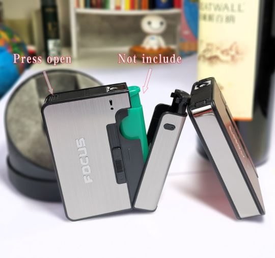 Sleek automatisk sigarettetui som dispenserer sigaretter og tenner dem med innebygd lighter.