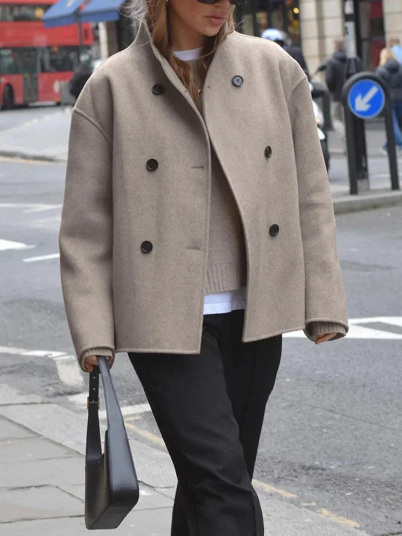 Elegant beige kort ulljakke for kvinner, perfekt som cropped yttertøy til høst og vinter.