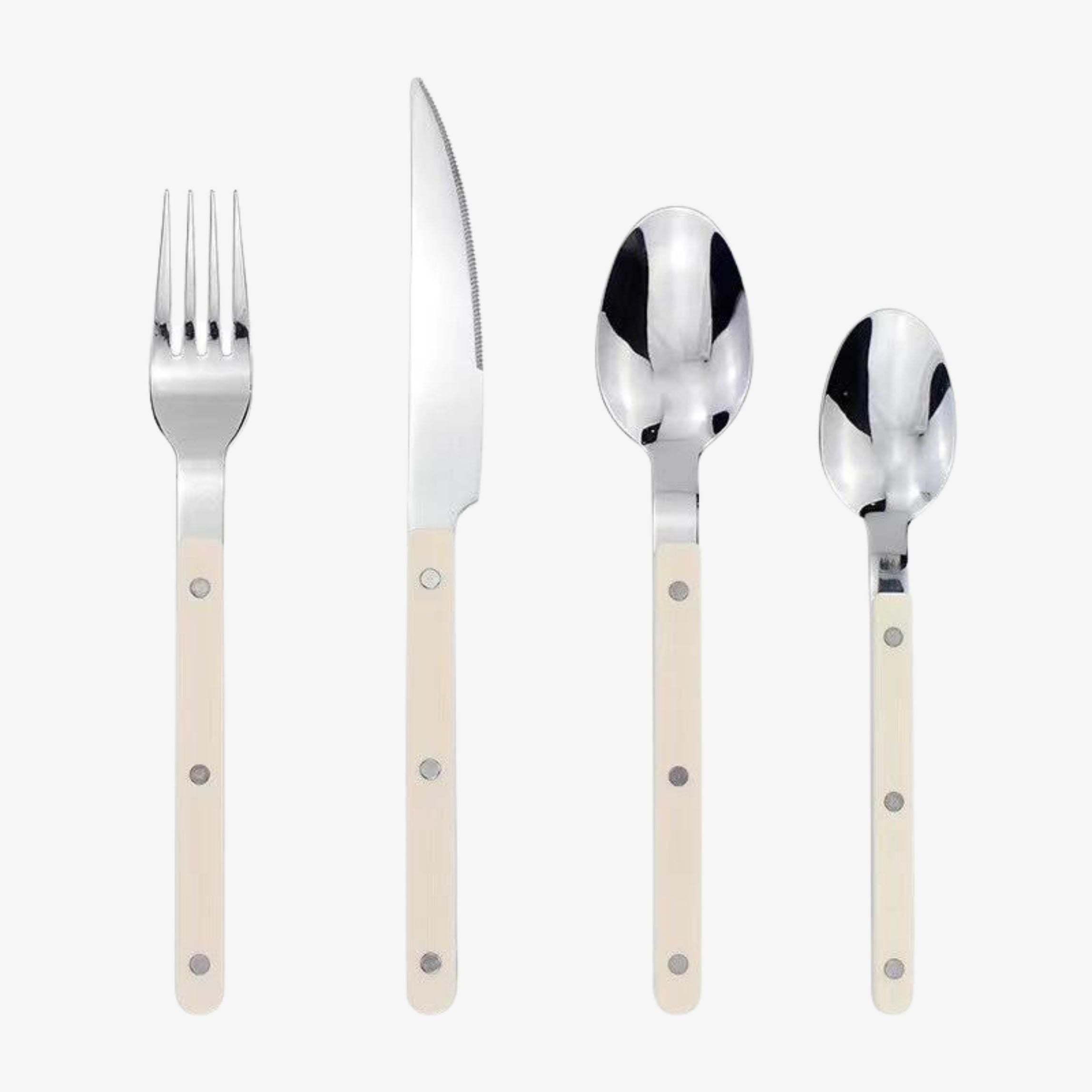 Hvitt, moderne bestikksett for 6 personer, vist på elegant borddekking med duk. 24 deler for et komplett måltid.