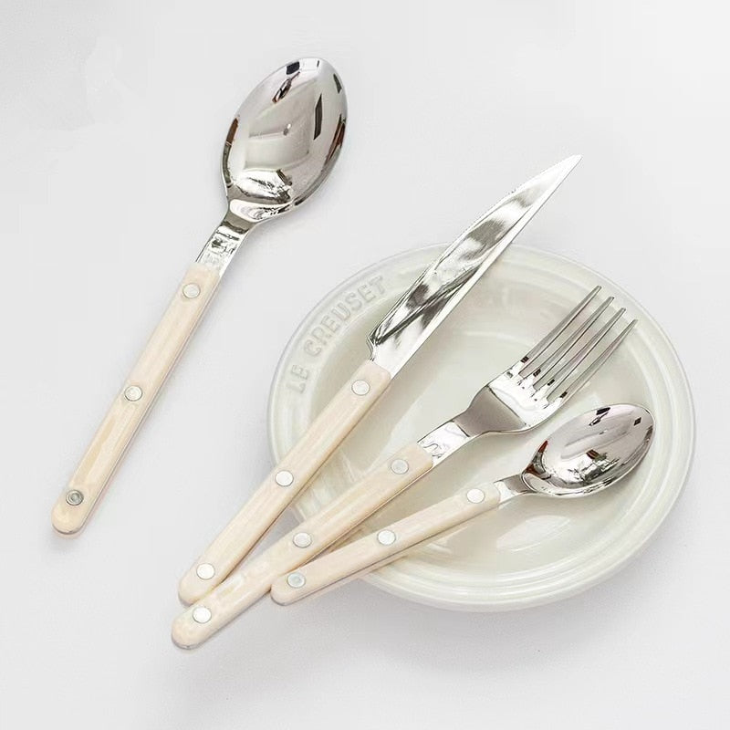 Stilrent, elegant 24-dels bestikksett for 6 personer. Perfekt for en sofistikert spiseopplevelse og borddekking.
