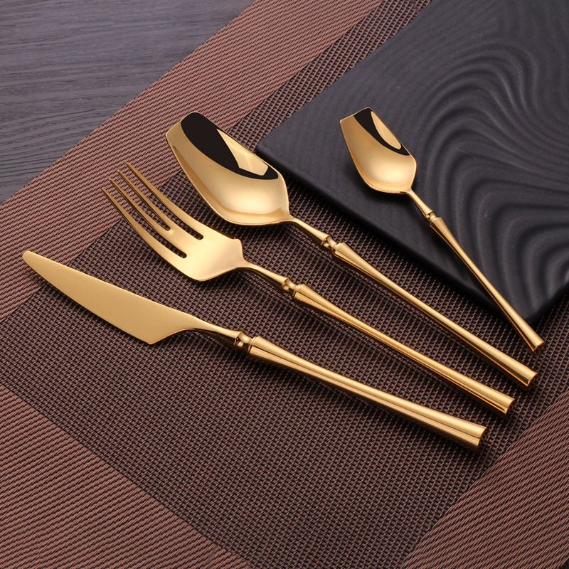 Moderne kniv i rustfritt stål med gullfinish fra elegant bestikksett for hjemmet.