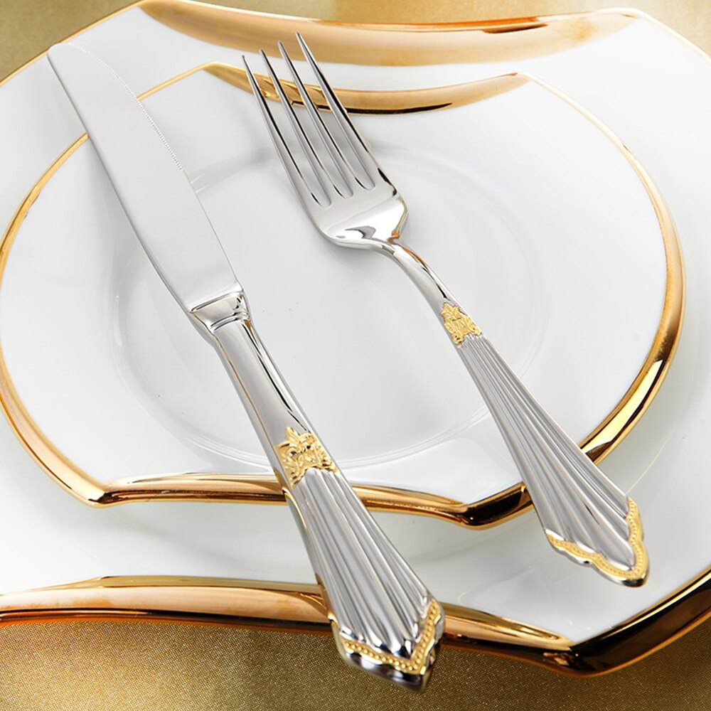 Komplett bestikksett i rustfritt stål, elegant design. Ideelt for en stilfull borddekking.