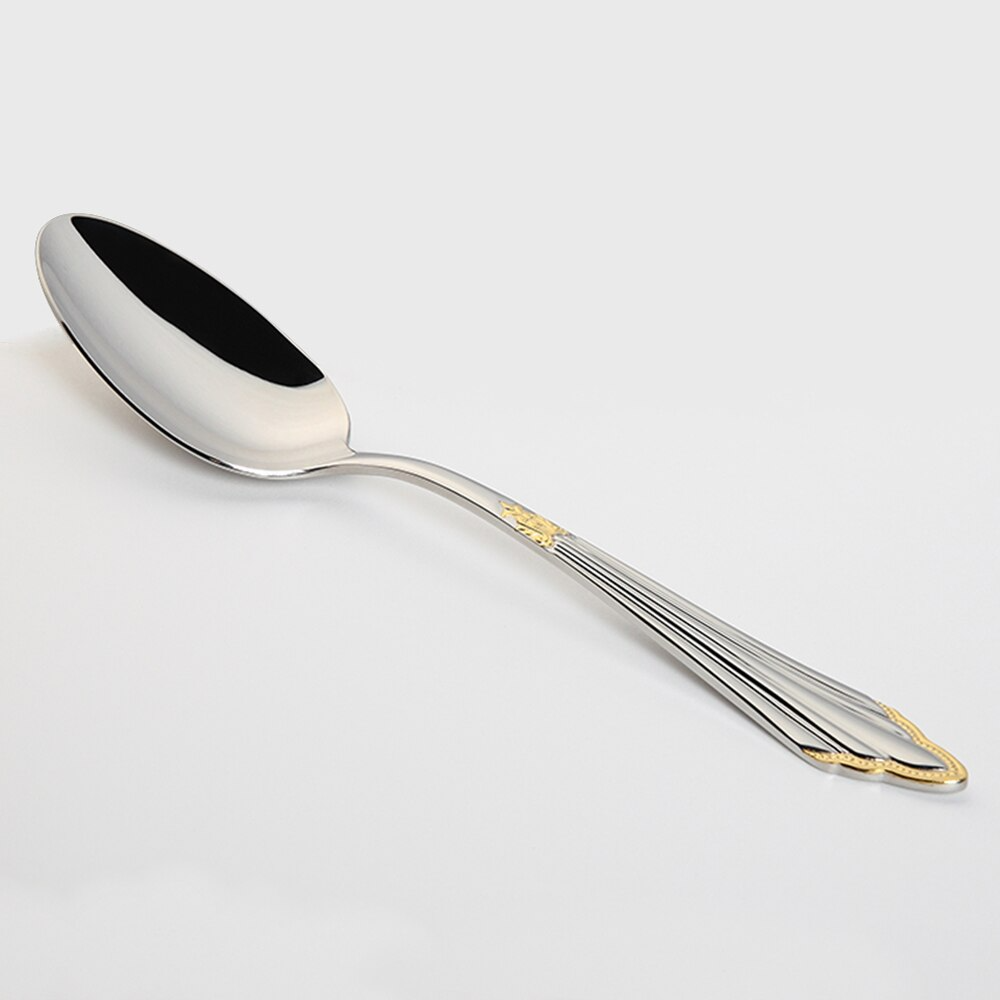 Bord dekket med et komplett elegant middagsbestikksett i rustfritt stål. Ideelt for fest og hverdag.