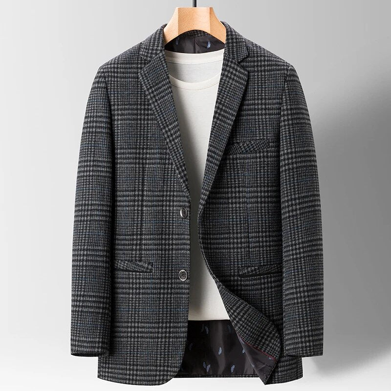 Formell herreblazer, ideell for businessmøter og elegante begivenheter. Profesjonelt snitt.