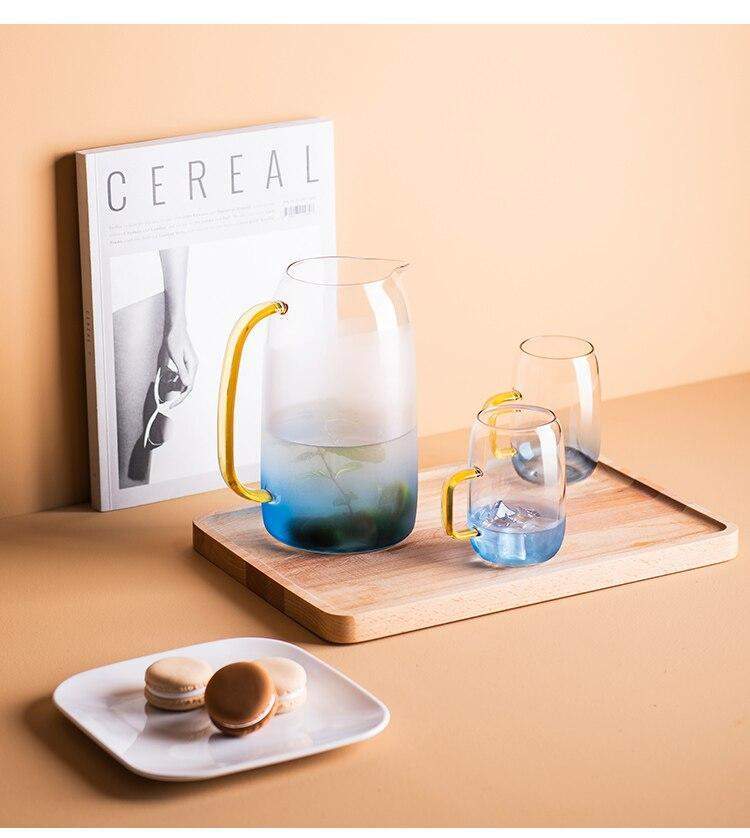 Stilig blått glasskaraffelsett og drikkeglass, ideelt som en gave eller for daglig servering.