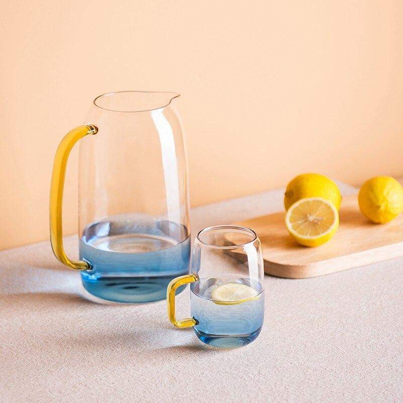 Blått håndblåst borosilikatglass karaffelsett for vann, juice eller vin med fire drikkeglass.