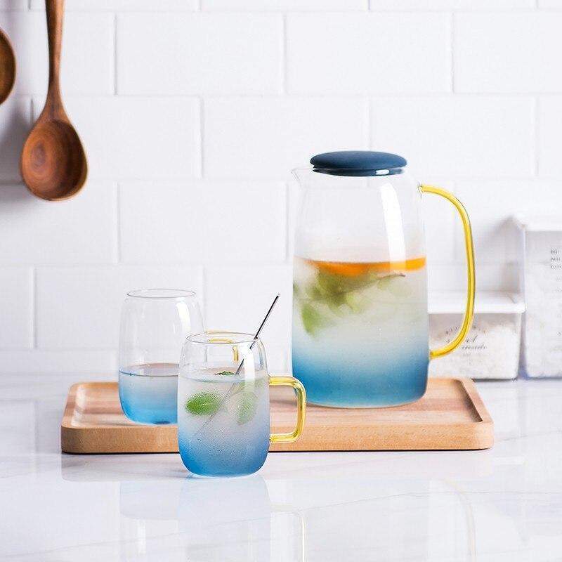 Premium blått glasskaraffelsett i håndblåst borosilikatglass, funksjonelt og dekorativt.