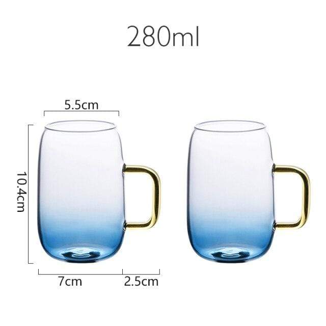 Hjemmeinnredning: Elegant blått glasskaraffelsett med drikkeglass for servering og pyntegjenstand.