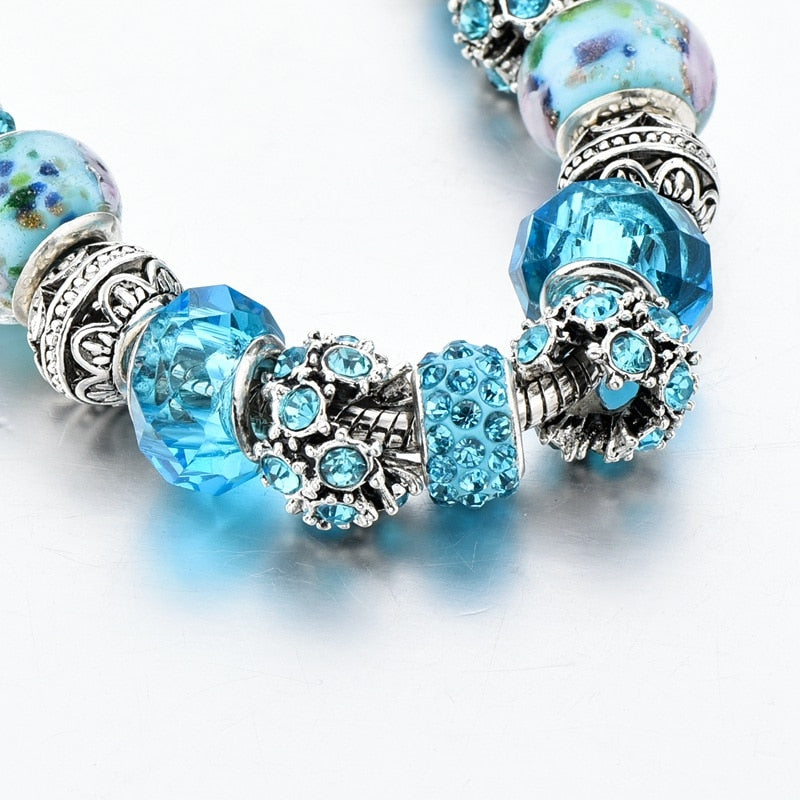 Trendy blått krystallarmbånd for kvinner. Et statement-smykke som gir boho sjarm.