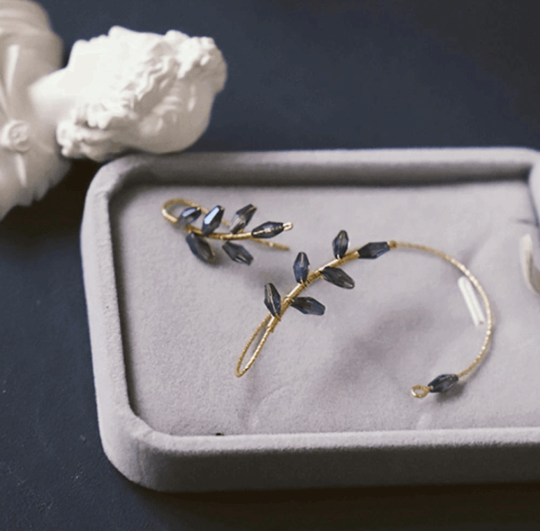 Smykke for kvinner: Blomster øremansjett uten hull. Elegant klipsøredobb med zirkon. Allergivennlig.
