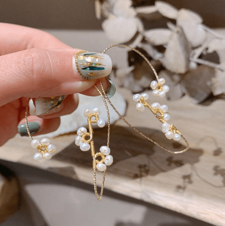 Kvinner øremansjett med blomsterdesign, klipsøredobb uten hull. Elegant smykke med zirkon for ørepynt.