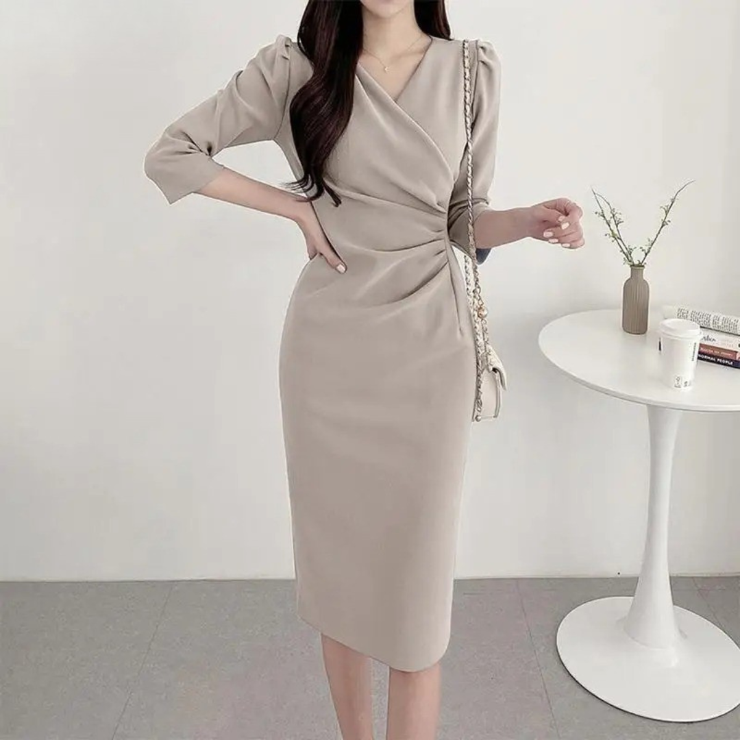 Klassisk bodycon sommerkjole til kvinner, elegant design med V-hals, knelang og ermeløs.