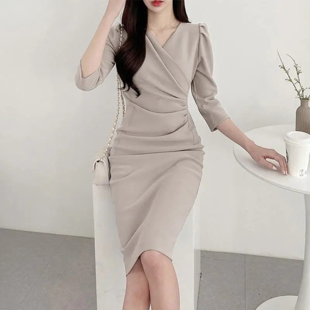 Komfortabel elegant bodycon kjole for kvinner, V-hals, knelang og ermeløs. Flott til både fest og hverdag.