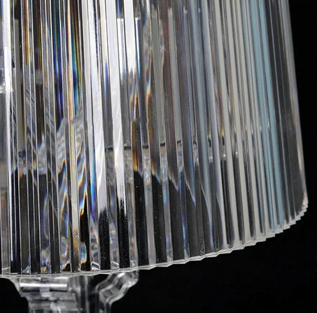 Barokk bordlampe med justerbar høyde plassert på et sidebord; elegant interiørbelysning for stuen.