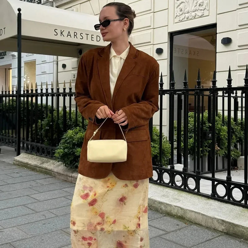 Stilren dameblazer med kort passform i elegant brun farge. Ideell for et moderne festantrekk.