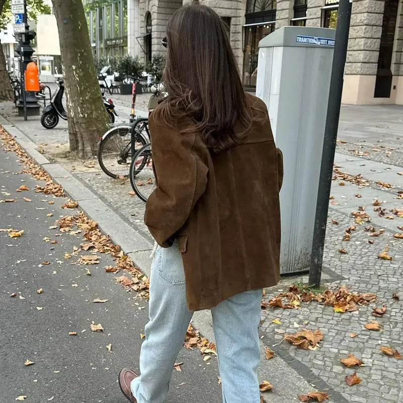 Sofistikert brun blazer med strukturert stoff og cropped lengde, for en trendy hverdagsstil.