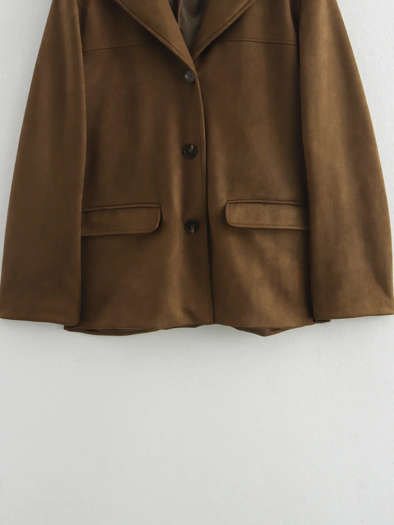 Tidløs elegant brun dameblazer med slim fit og cropped design. Perfekt som overgangsjakke.