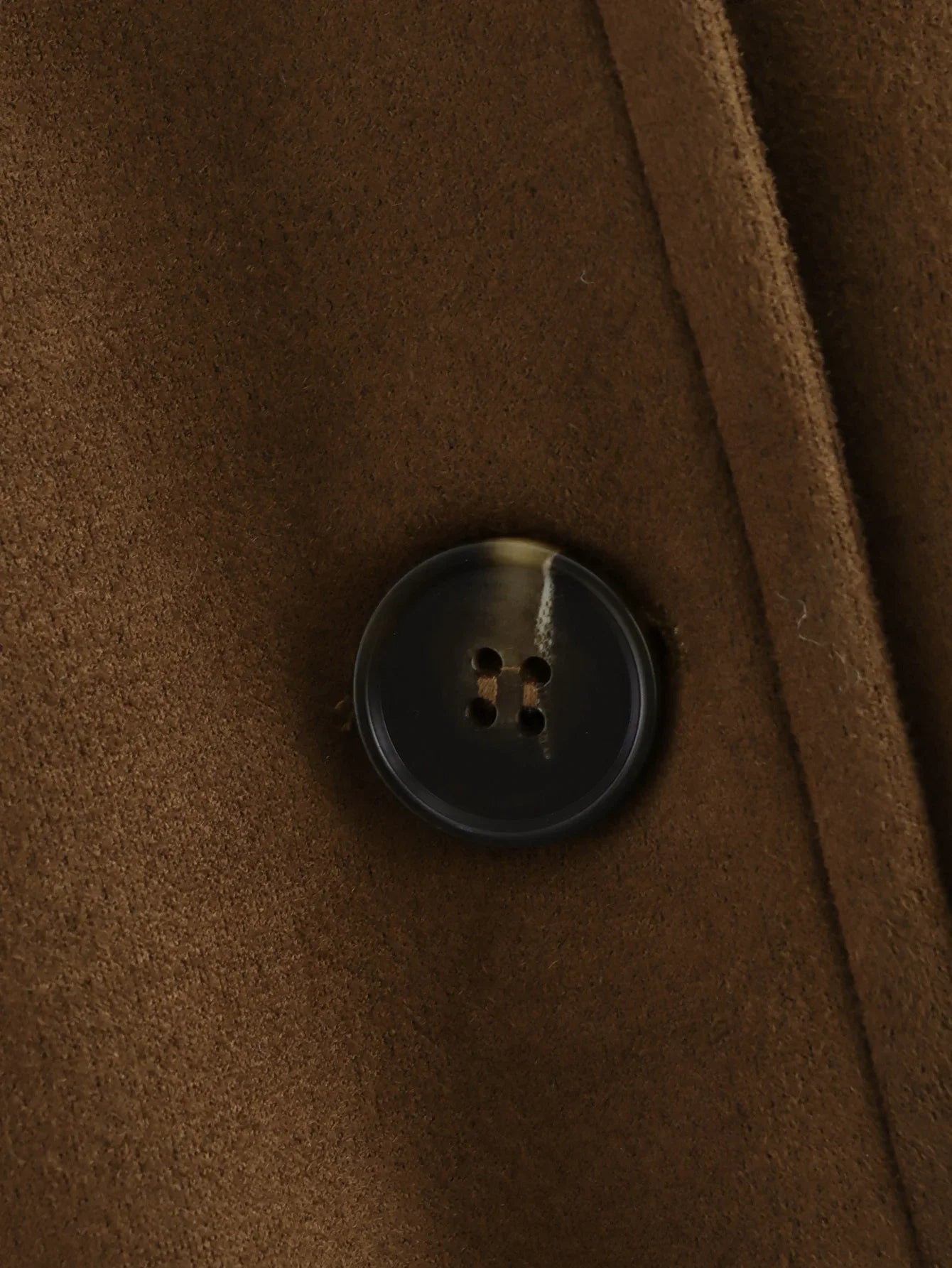 Moderne cropped dameblazer i dyp brun nyanse. En strukturert jakke for et chic festantrekk.