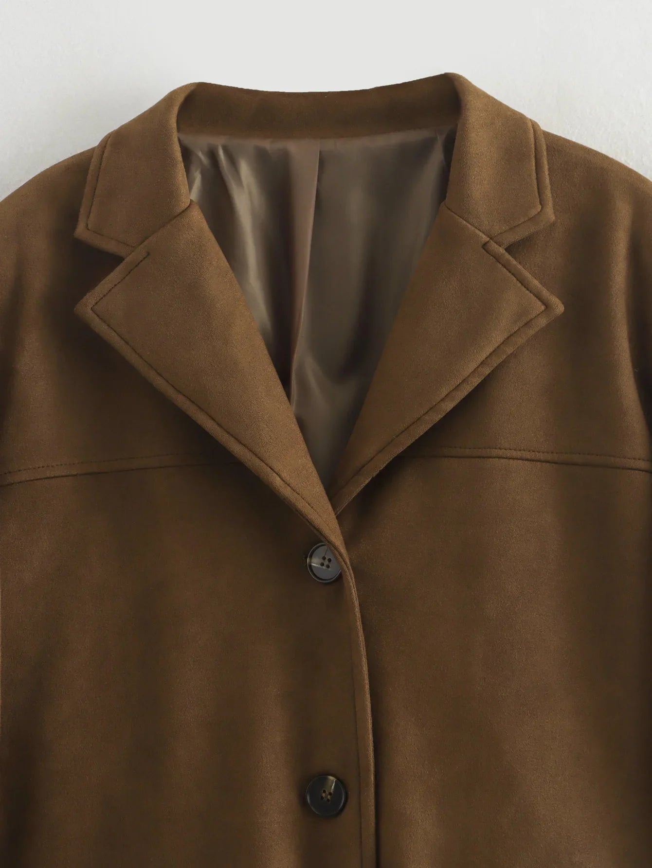 Allsidig brun cropped jakke til dame. Passer perfekt som blazer til hverdagsbruk eller fest.