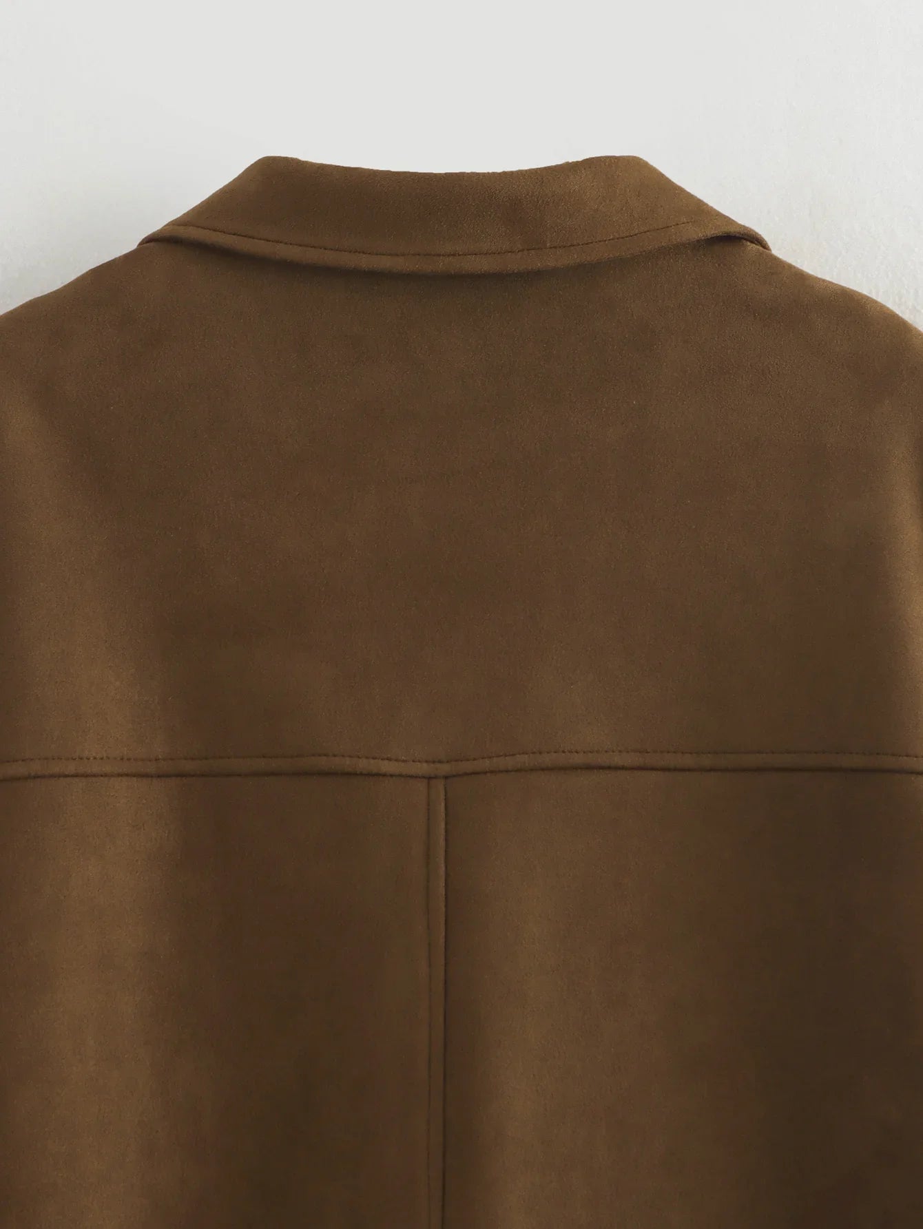 Klassisk brun dameblazer med cropped passform. Elegant slim fit jakke som løfter ethvert antrekk.