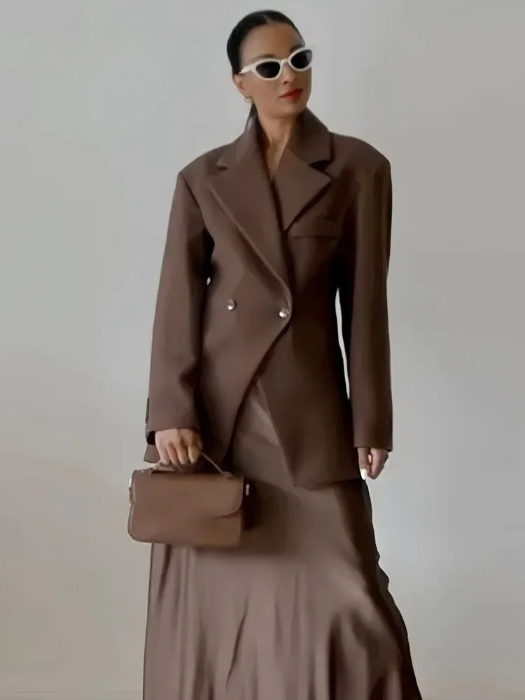 Stilfull brun blazer for kvinner. Ideell for en sofistikert kontorstil og formelle anledninger.